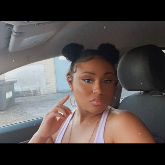 Meet your Posher, Selena - Picture 1 of 1